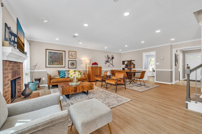 Building Photo - 586 Saint James Walk SE