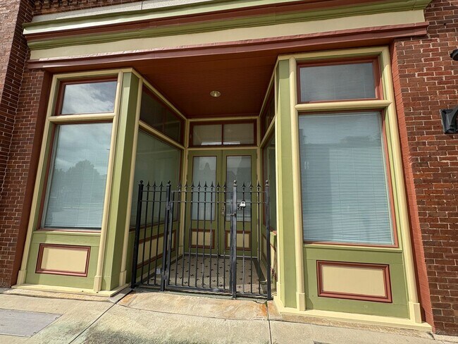Primary Photo - 452 Poplar St