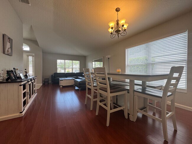Building Photo - 4/2 in Gated Community near Tuskawilla Rd ~ Tile and Laminate Floors ~ Screened Patio ~  Communit...