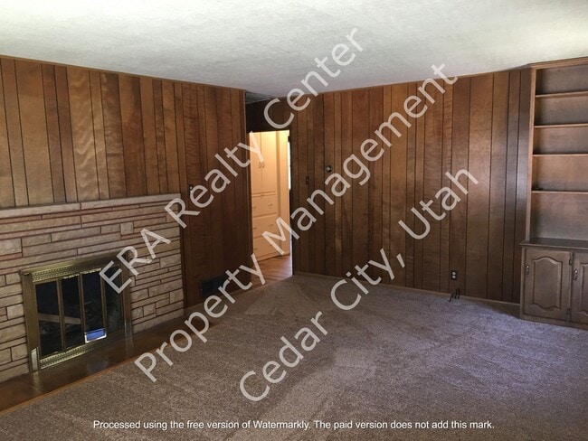 Building Photo - 4 bed - 2 bath Charming single family home walking distance to everything!