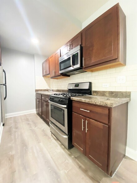 Primary Photo - 4039 N Kenmore Ave