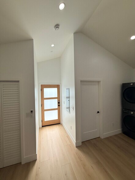 Building Photo - 111 E 60th St