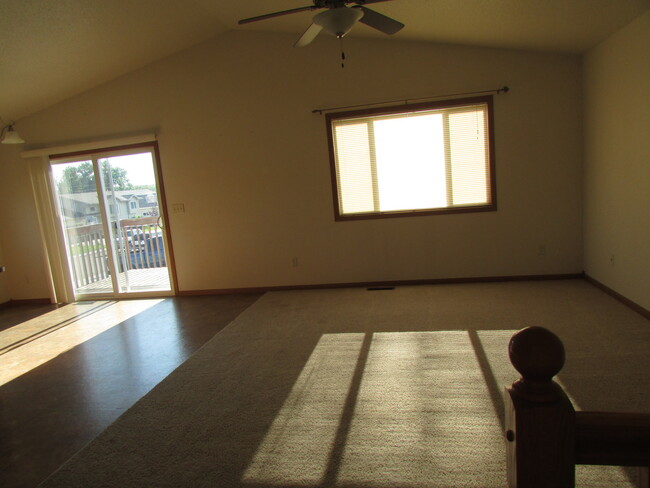 Building Photo - 2 BEDROOM | 2 BATH | DOUBLE CAR GARAGE | R...