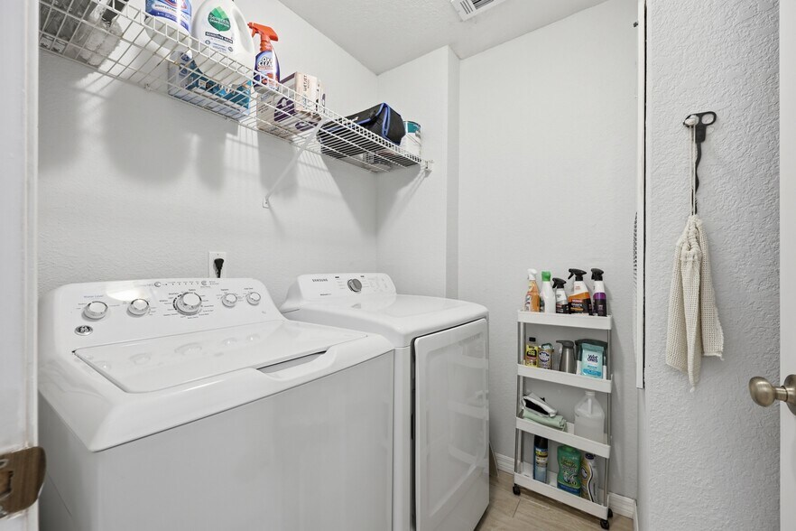 Building Photo - 13810 Sutton Park Dr N