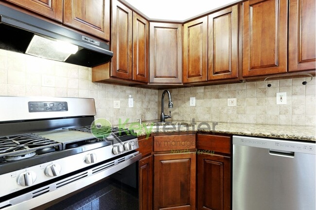 Building Photo - $500 Off First Month! 2BR in The Heights w...