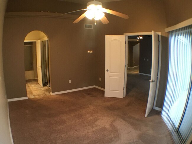 Building Photo - Great 2 bedroom condo on 2nd story!