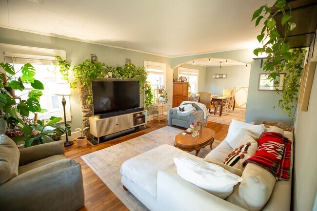 Building Photo - Central AVL - Beautifully Kept Older Home ...