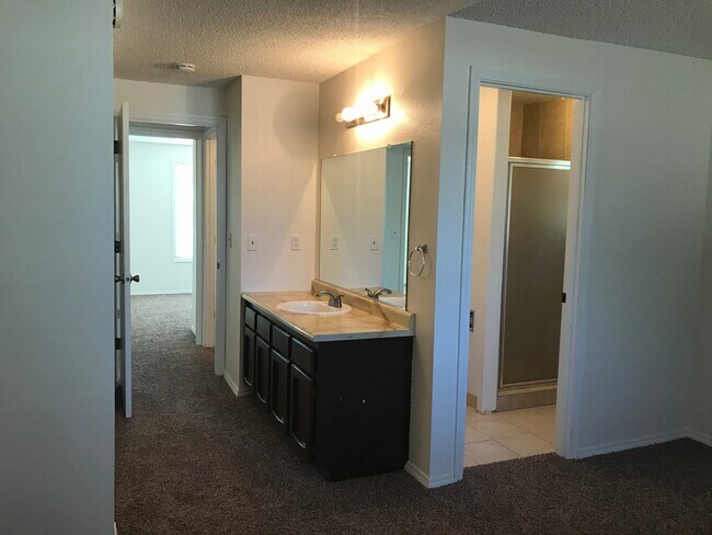 Building Photo - Adorable 3 Bed 2 Bath Ranch Style Home on ...