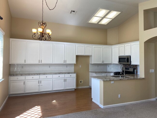 Building Photo - Chelsea Ridge - Broadstone. Walk to park, ...