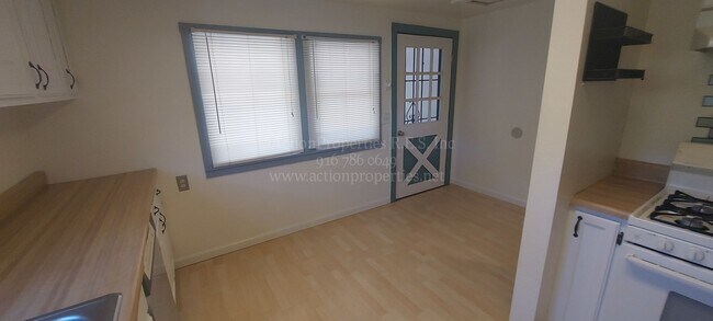 Building Photo - Central Roseville, 1 Bed, 1 Ba, Wall Air, ...