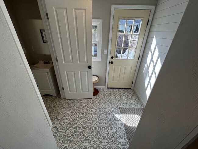 Building Photo - Now Leasing - Beautiful 3-bedroom, 1.5-bat...