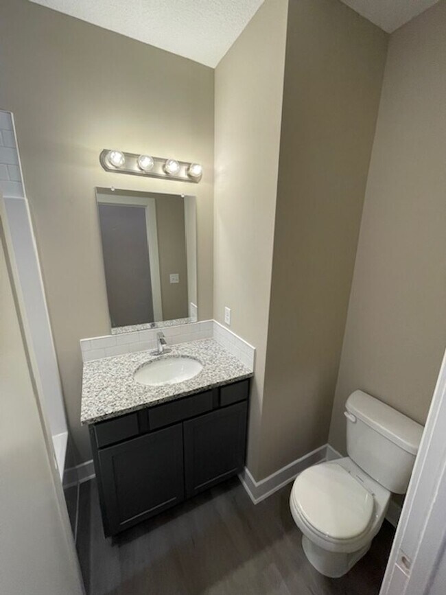 Building Photo - 2755/57 S Greenleaf Cir