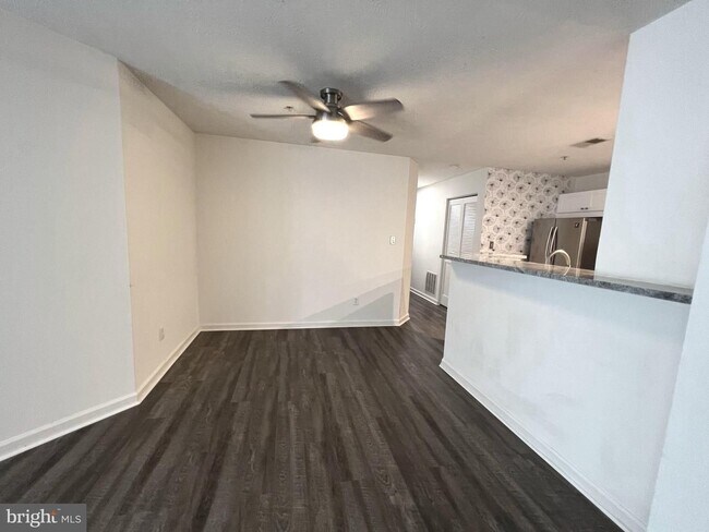 Building Photo - Beautiful 3 bedroom, 2 full bath condomini...