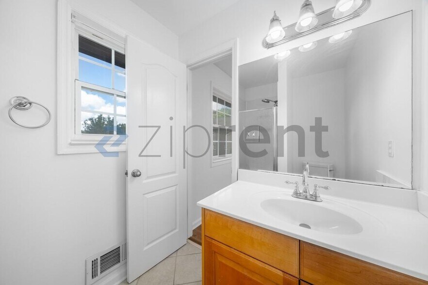 Building Photo - Unit N1