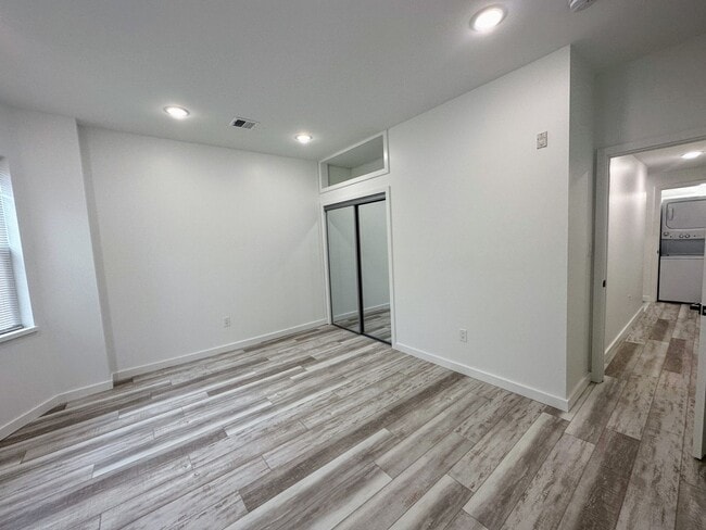Building Photo - Modern & spacious 2Bedroom 1Bath Apartment