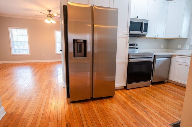 Building Photo - 472 First Street | 4 BED 2 BATH + MOVE IN SPECIAL