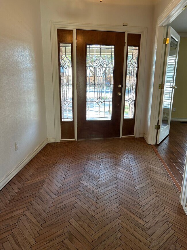 Building Photo - Beautiful Large Family Home!!!