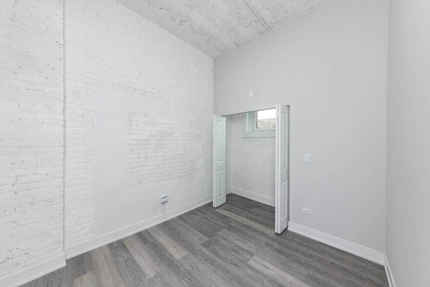 Building Photo - 2000 W 22nd Pl