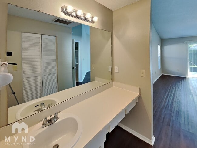 Building Photo - 11211 Sailbrooke Dr