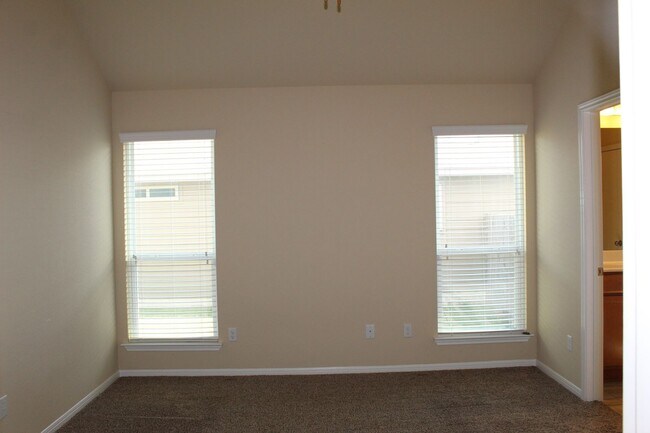Building Photo - ALMOST NEW, CUTE 3 BEDROOM, 2 BATH