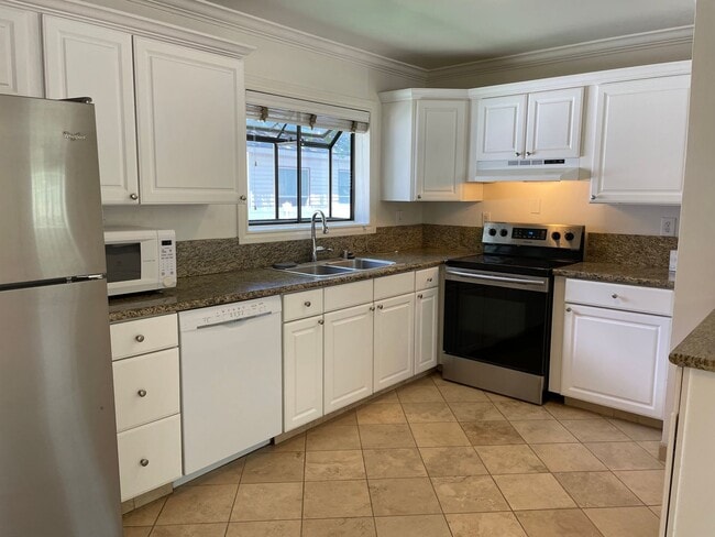 Building Photo - 2 Bedroom / 1 Bathroom Duplex in Old South...