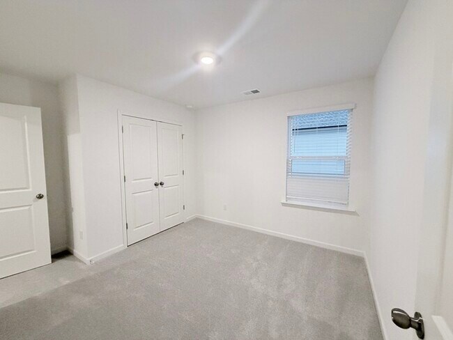 Building Photo - 532 Red Dragon Dr