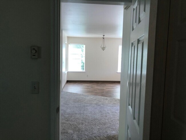 Building Photo - Walnut Grove 2 Bedroom, 2 Bath Condominium