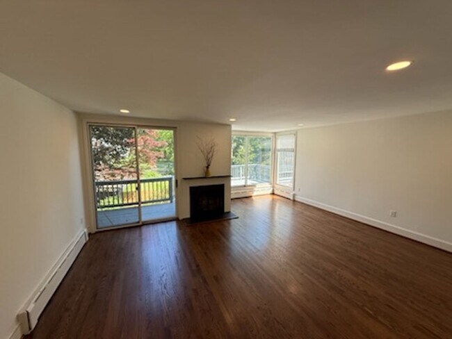 Building Photo - *DREAM LOCATION* 6BR Completely Renovated Duplex