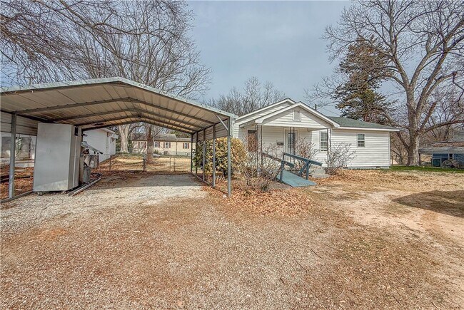 Building Photo - 937 E Main St