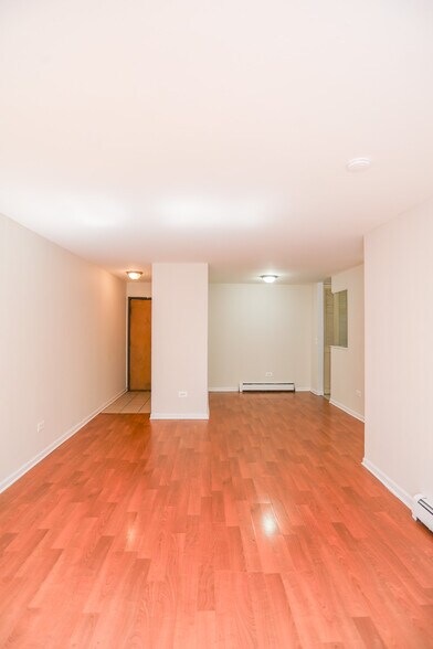 Building Photo - 1064 W Catalpa Ave