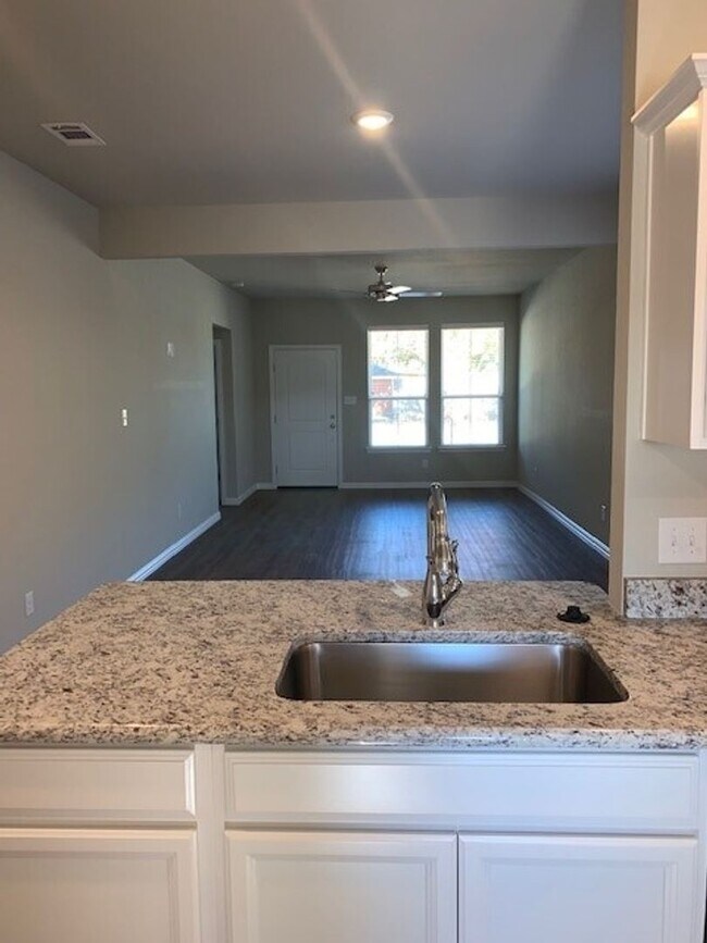 Building Photo - $200 Off first month