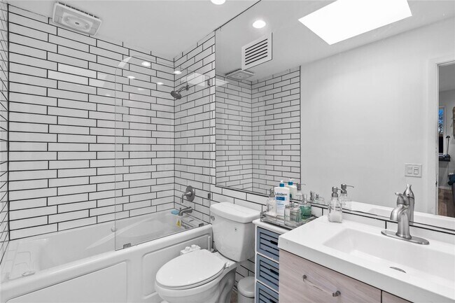 Building Photo - 22 Balmoral Cres