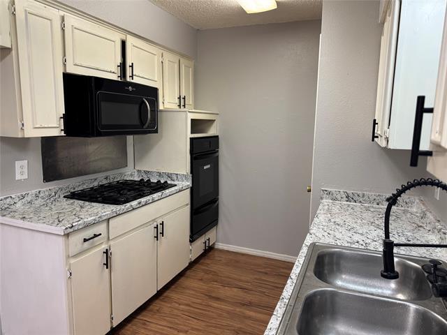 Building Photo - 10422 Castlerock Dr