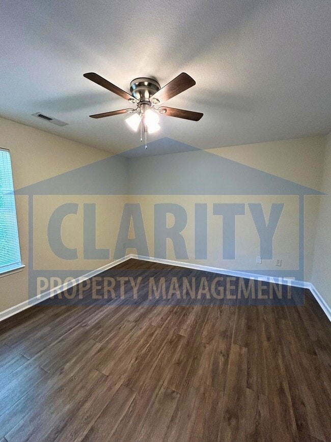 Building Photo - Conveniently located 2 bedroom townhome!