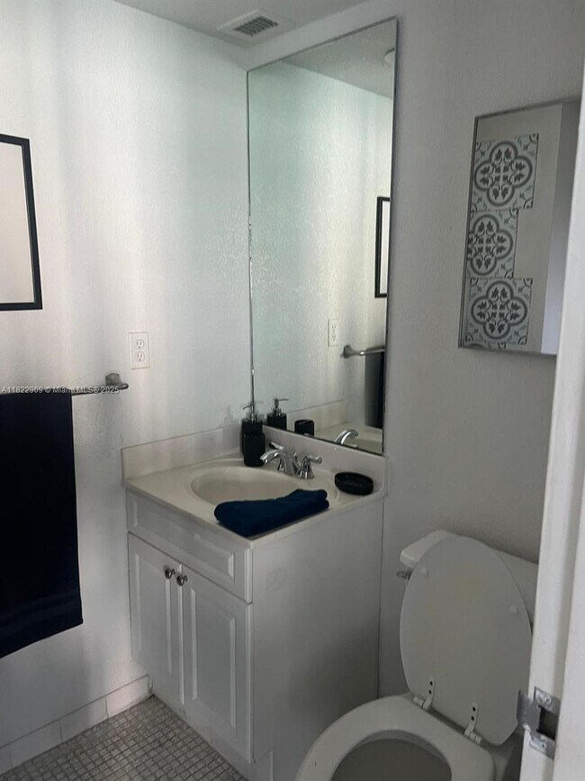 Building Photo - 4001 S Ocean Dr