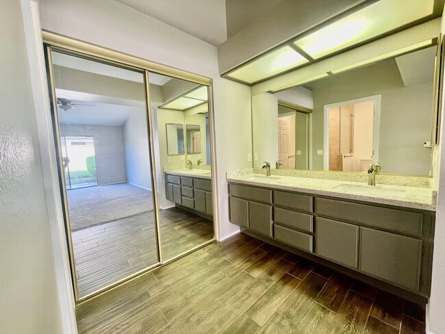 Building Photo - Beautiful 2 Bedroom, 2 Bath Single Story Home