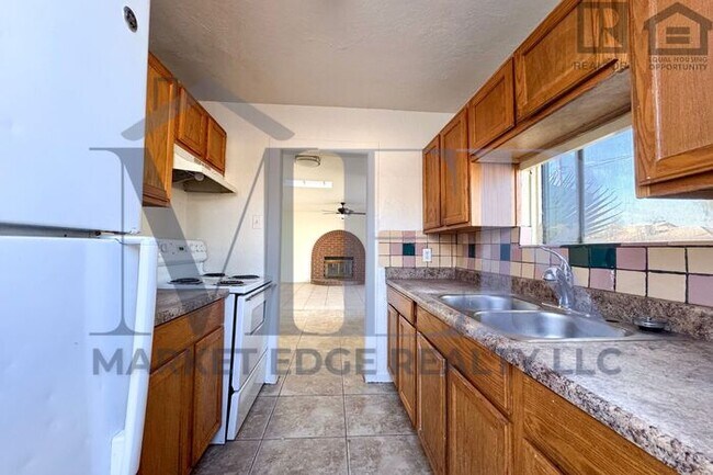 Building Photo - 3Bed/2Bath House-32nd ST/THOMAS! $199 MOVE...