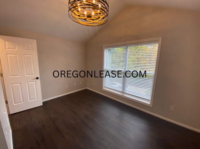 Building Photo - 2 bed 2 bath South Eugene Townhome