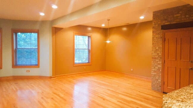 Building Photo - 5336 S Prairie Ave