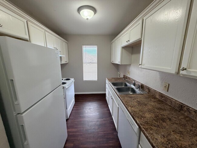 Building Photo - 3302 Salisbury Ave