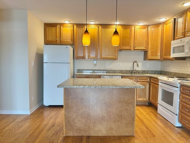 Building Photo - 870 E Old Willow Rd