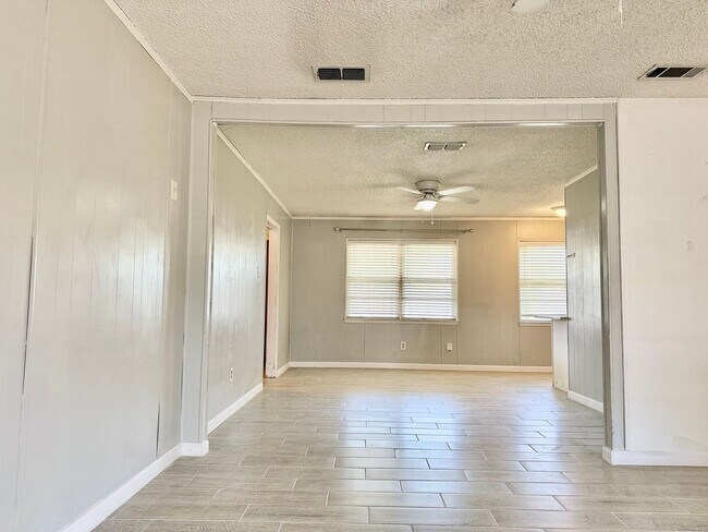 Building Photo - Rental