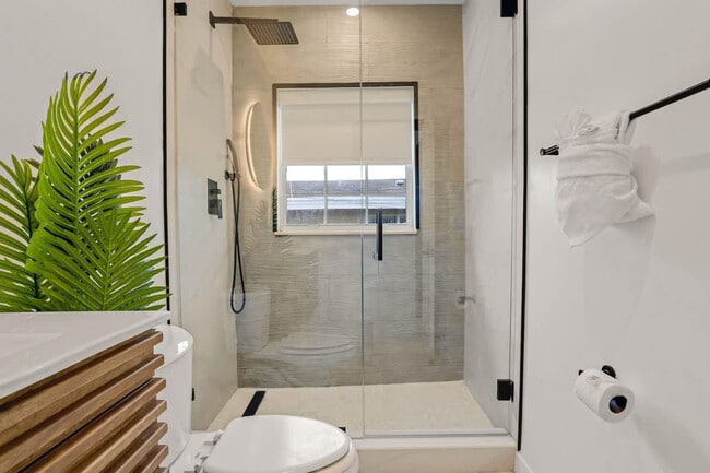 Building Photo - 20140 NE 25th Ct