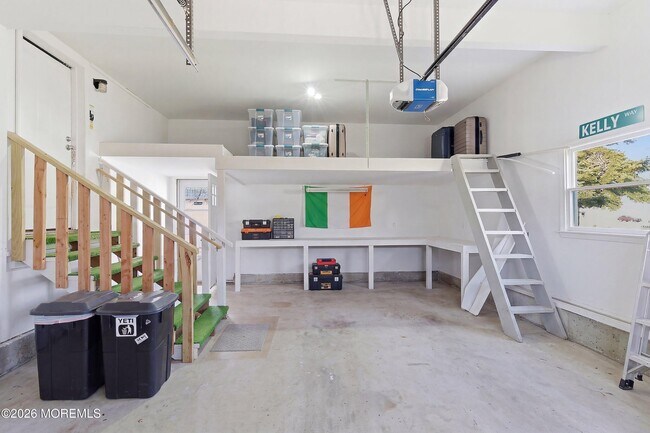 Building Photo - 616 Newport Ave