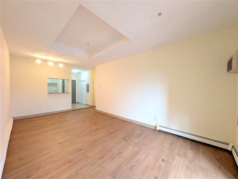 Building Photo - 373 Highland Ave