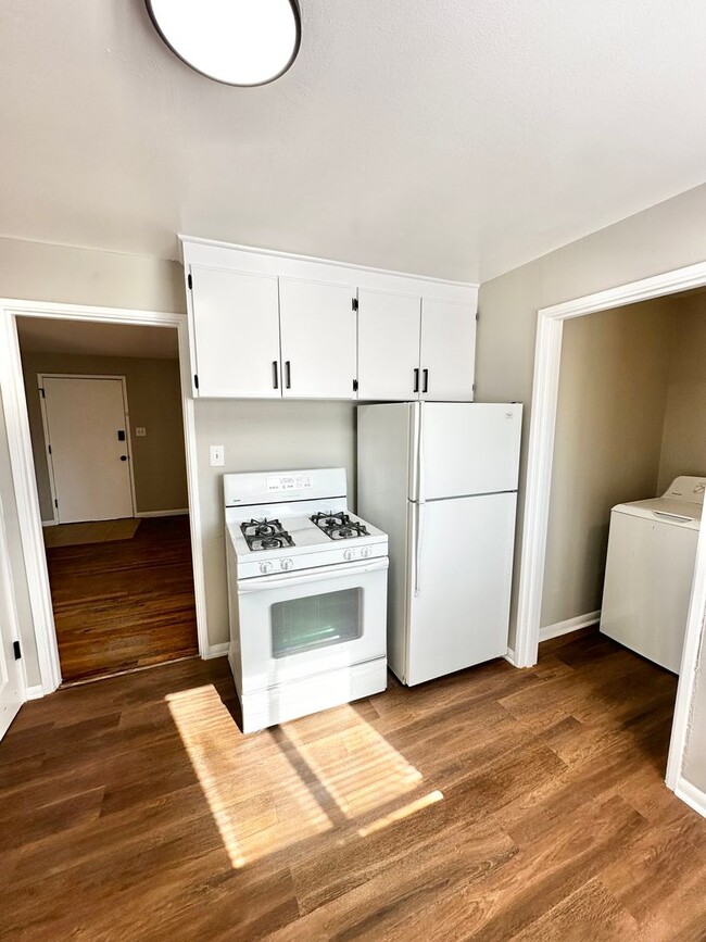 Building Photo - 2 Weeks FREE! Beautiful 2 Bed 1 Bath with ...