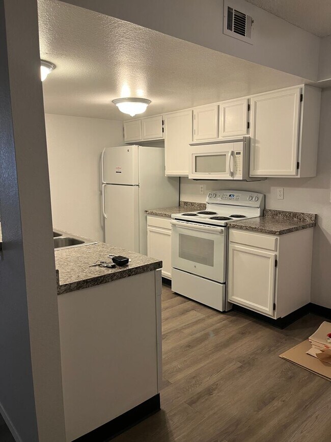 Building Photo - 2 bed 2 bath on ground floor W/D in Unit! ...
