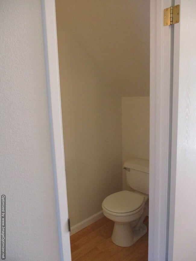 Building Photo - 2 Bedroom, 1.5 Bathroom Townhouse in Port ...