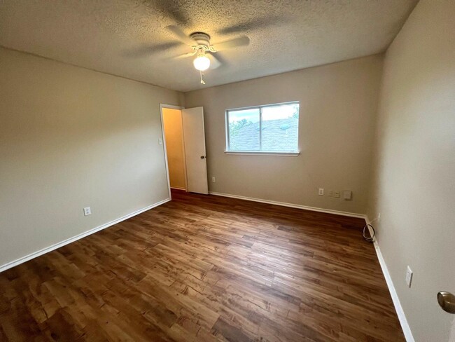 Building Photo - 3 br, 2.5 bath House - 8615 Cross Spring