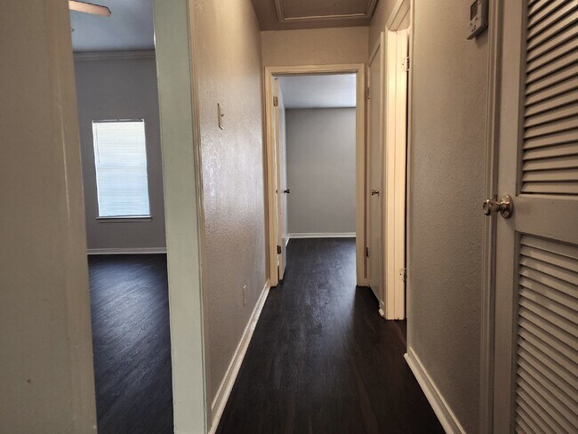 Building Photo - Act fast! Don't let this opportunity slip by. Contact us today to schedule your showing!